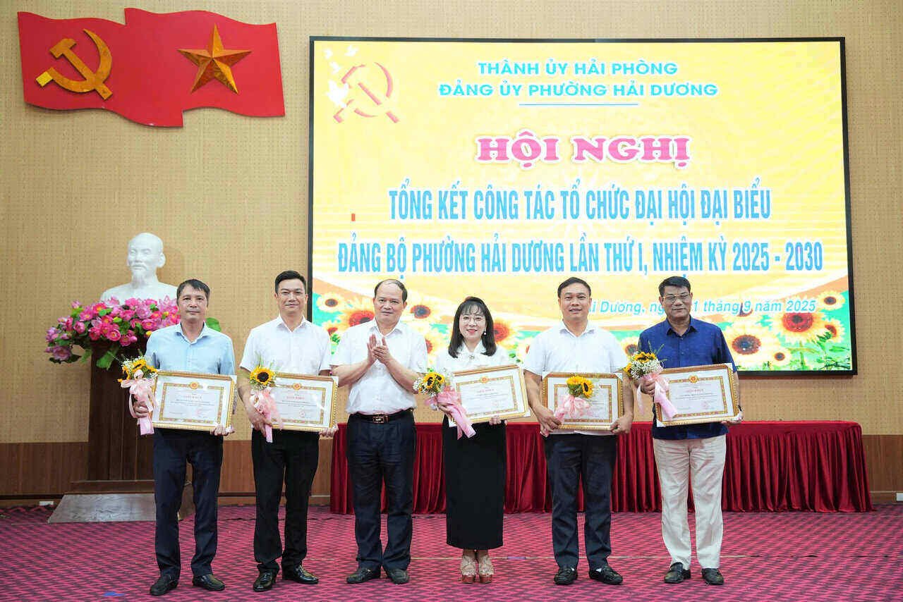 5 tap the va 10 ca nhan tieu bieu da duoc bieu duong, khen thuong vi nhung dong gop tich cuc trong cong tac to chuc Dai hoi. Anh: Mai Huong