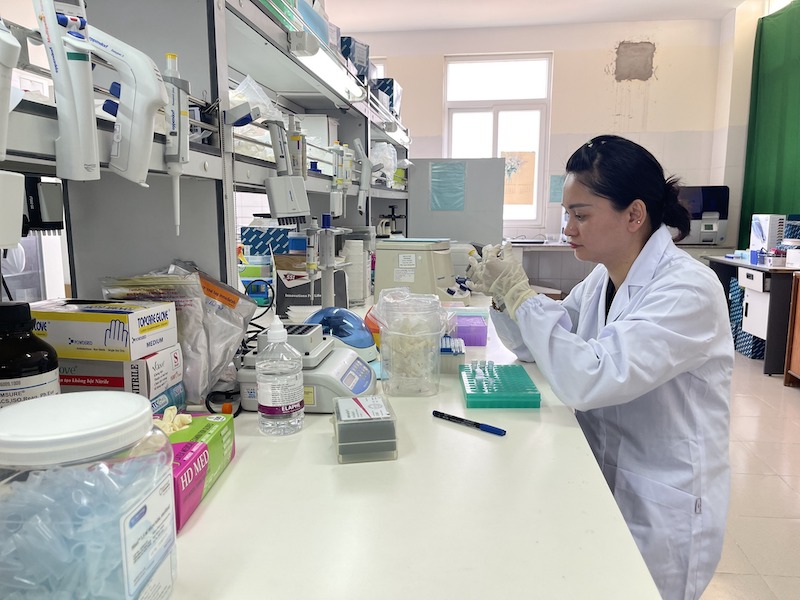 The Politburo requires a strong shift in thinking focusing on disease examination and treatment to proactive disease prevention. In the photo is a medical staff member researching mosquitoes that are intermediaries for dengue fever. Photo: Thanh Loan