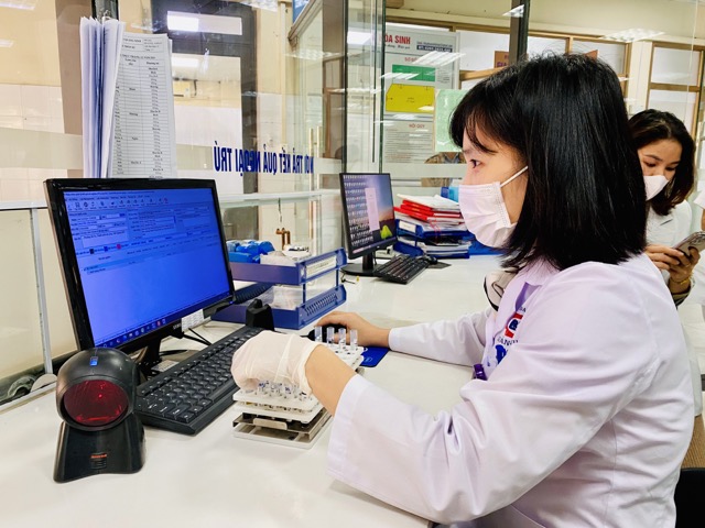 The Politburo sets a target of exempting people from hospital fees at a basic level by 2030. In the photo is a medical staff member on duty. Photo: Thuy Linh