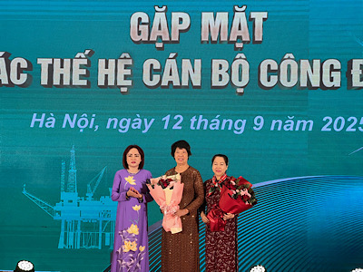 Petrovietnam 노동조합 위원장 Nghiem Thuy Lan 여사가 간담회에서 Cu Thi Hau 여사와 Nguyen Thi Thu Hong 여사에게 감사를 표하며 꽃을 전달하고 있습니다. 사진: Kieu Vu