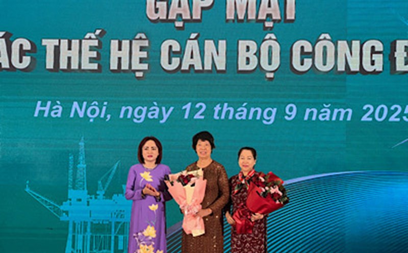 Ms. Nghiem Thuy Lan - President of Petrovietnam Trade Union presented flowers to express gratitude to Ms. Cu Thi Hau and Nguyen Thi Thu Hong at the meeting. Photo: Kieu Vu