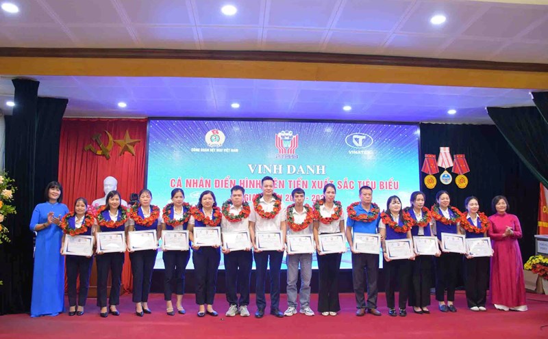 Ms. Do Hong Van and Pham Thi Thanh Tam presented competitive awards at the Congress. Photo: Thu Mai