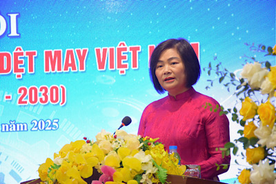Ba Pham Thi Thanh Tam - Uy vien Ban chap hanh Tong LDLDVN, Chu tich Cong doan Det may Viet Nam phat bieu tai Dai hoi thi dua yeu nuoc nganh Det may Viet Nam lan thu VI (2025 - 2030). Anh: Thu Mai