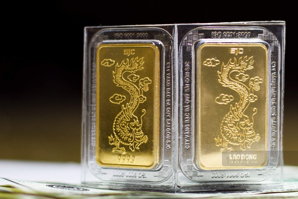 Le Premier ministre demande un rapport sur la situation les solutions de gestion du marche monetaire le prix de l'or et des actions. Photo : Hai Nguyen