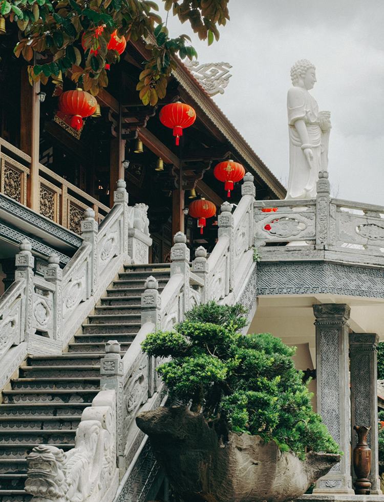 Chua duoc xay dung tu nam 1951 voi su hien cung dat cua Hoang Thai Hau Doan Huy. Den nam 1953, ngoi chanh dien hoan thanh, vua Bao Dai ban sac phong “Sac Tu Khai Doan” – ghep tu ten vua Khai Dinh va hoang thai hau Doan Huy, de ghi nho cong duc xay chua. Tu do, Khai Doan Tu tro thanh trung tam Phat giao dau tien cua phong trao Chan hung Phat giao Viet Nam tai Tay Nguyen.