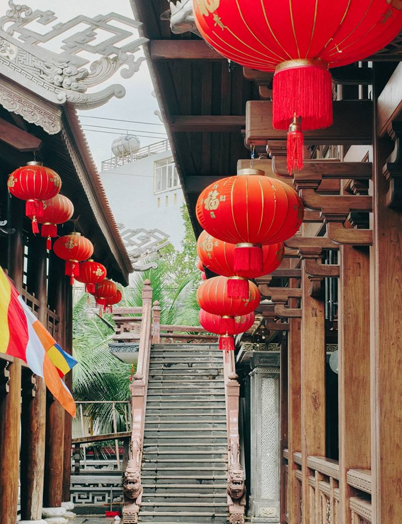 “Minh den chua hai lan vao dip thang 8, thang 9. Minh kha an tuong khi biet chua do Doan Huy hoang thai hau - me vua Bao Dai cho xay dung va Nam Phuong hoang hau truc tiep chiu trach nhiem quan ly viec thi cong. Ngoi chua mang hoi huong kien truc cung dinh Hue, toat len su uy nghi, ton kinh, sang trong rat dac trung”, anh Nam cho biet.