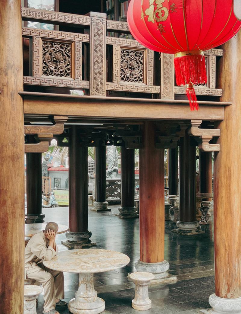 Kien truc cua chua la su giao thoa giua nha ruong Hue va nha dai E De, ket hop voi net nha san Tay Nguyen. Tung cot go, mai ngoi cong cong, nhung chi tiet cham khac tinh xao deu toat len ve uy nghiem nhung gan gui. Ngoi chua quay mat huong Tay Nam, phia truoc la dong suoi Doc Hoc, phia sau tua lung vao khu pho, hai hoa theo the phong thuy “tien thuy, hau son”.