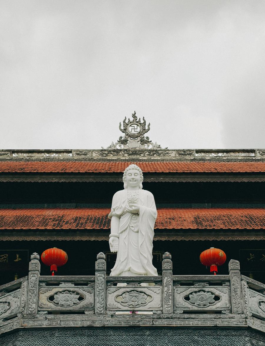 Buoc qua cong tam quan, du khach de dang cam nhan su yen binh voi loi di rop bong cay xanh, hai ben la nhung hang hoa ruc ro theo mua, tao cam giac mat diu giua cai nang Tay Nguyen. Trong khuon vien rong, cac cong trinh duoc bo tri hai hoa, vua khoang dat cua nui rung, vua tinh te cua kien truc Phat giao truyen thong.