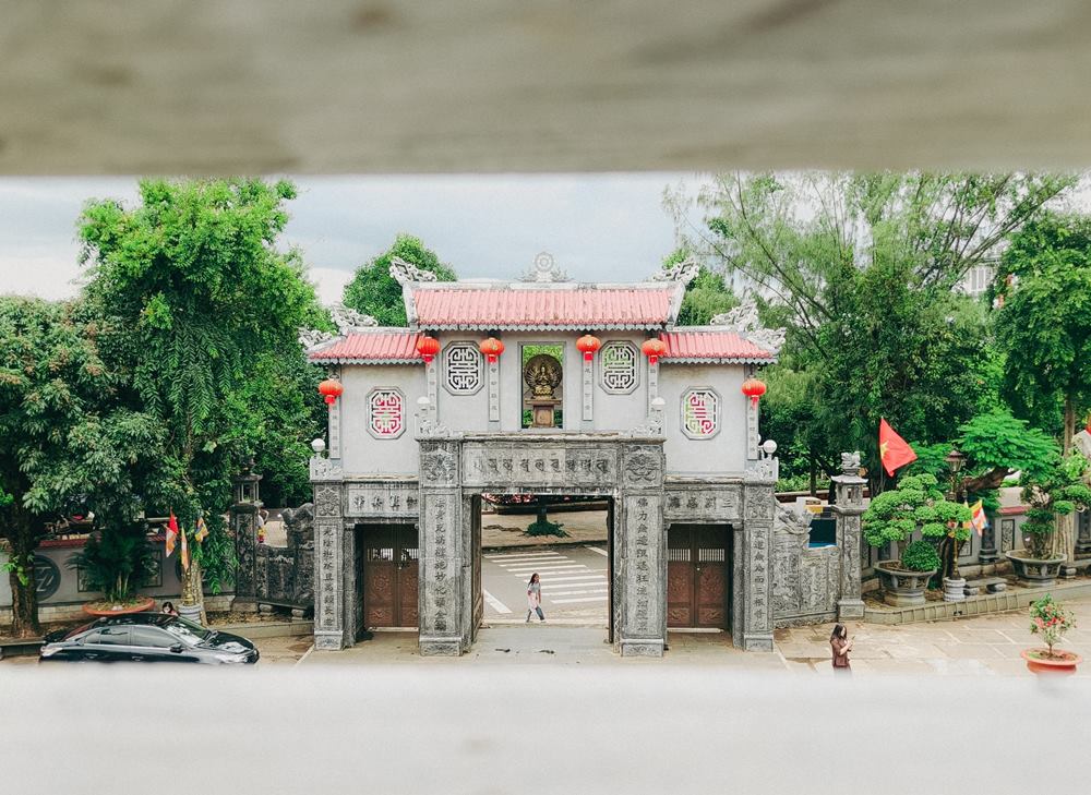 San chua rong, thoang dang, la noi Phat tu va du khach thuong dung lai chiem bai. Xung quanh chua con co nhieu cay co thu toa bong, mang lai cam giac gan gui voi thien nhien.