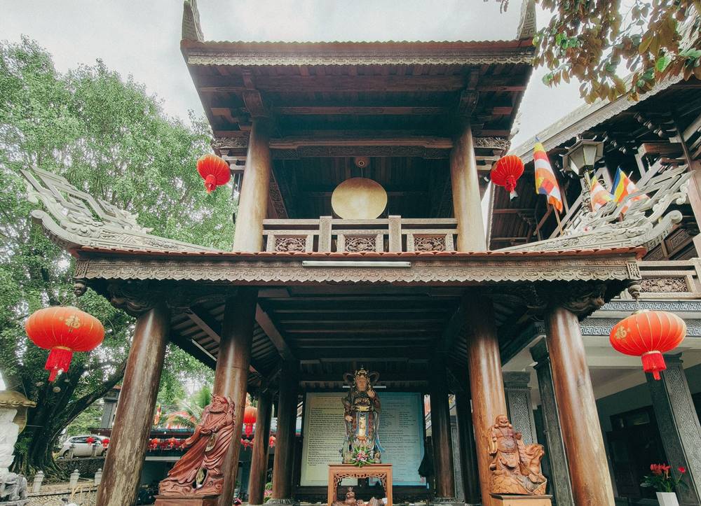 “Tuong Phat duoc dat trang nghiem trong chanh dien, noi bat nhat la tuong Phat Thich Ca Mau Ni, the ngoi thien dinh, tung duong net cham khac ti mi, toat len ve tu bi, uy nghi. Ngoai ra, chua con co tuong Bo Tat Quan The Am va mot so pho tuong khac, deu duoc lam cong phu, voi duong net mem mai, khuon mat hien hoa. Cac tuong duoc son son thep vang, ket hop anh sang tu nhien tu nhung o cua go, khien khong gian trong chua cang them co kinh va linh thieng”, nam nhiep anh gia noi. Anh: NVCC