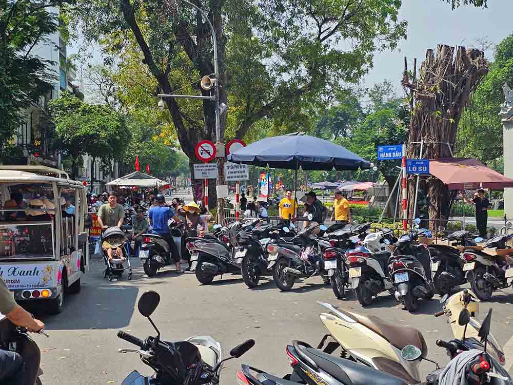 A parking lot at the intersection of Lo Su - Hang Dau streets (Hanoi). Photo: Song Huu