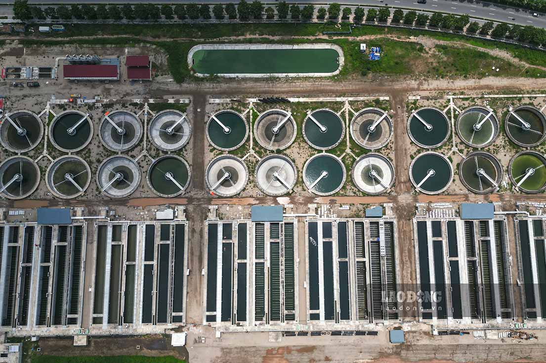 Hanoi strives for 100% of domestic wastewater to be collected and treated in accordance with regulations. In the photo is the Yen Xa wastewater treatment system project. Photo: Ngoc Thuy