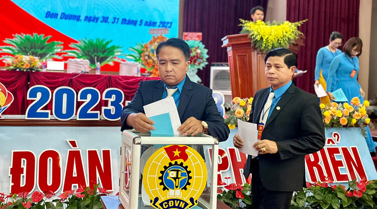 La Federation du travail de la province de Lam Dong s'est fixe pour objectif d'achever les congres syndicals communaux quartiers et zones speciales avant le 31 octobre 2025 les syndicats de base d'achever avant le 30 novembre 2025 et les syndicats provinciaux d'achever avant le 31 decembre 2025. Photo : Do Lam