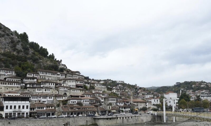 Un rincon de la ciudad de Berat Albania. Este pais llamo la atencion al anunciar el primer ministro a cargo de la IA. Foto: Xinhua