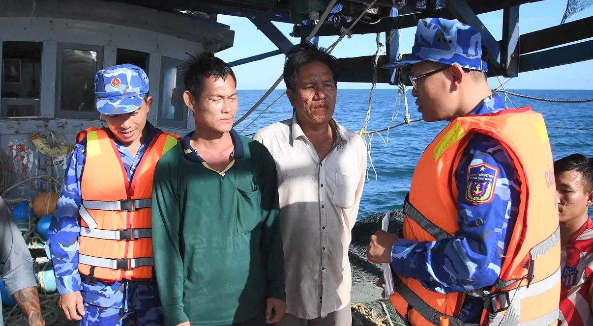 Coast Guard goes to each fishing boat to propagate and give gifts to fishermen