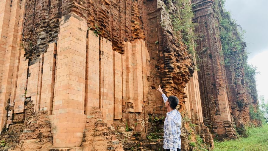 Le probleme de la salinisation des briques de la tour Cham Khuong My est traite par des methodes artisanales pendant le processus de restauration et de maintenance. Photo : Nguyen Hoang