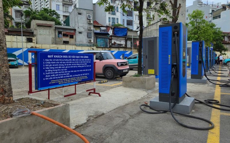 The charging station is installed at Giap Bat Bus Station. Photo: Minh Hanh