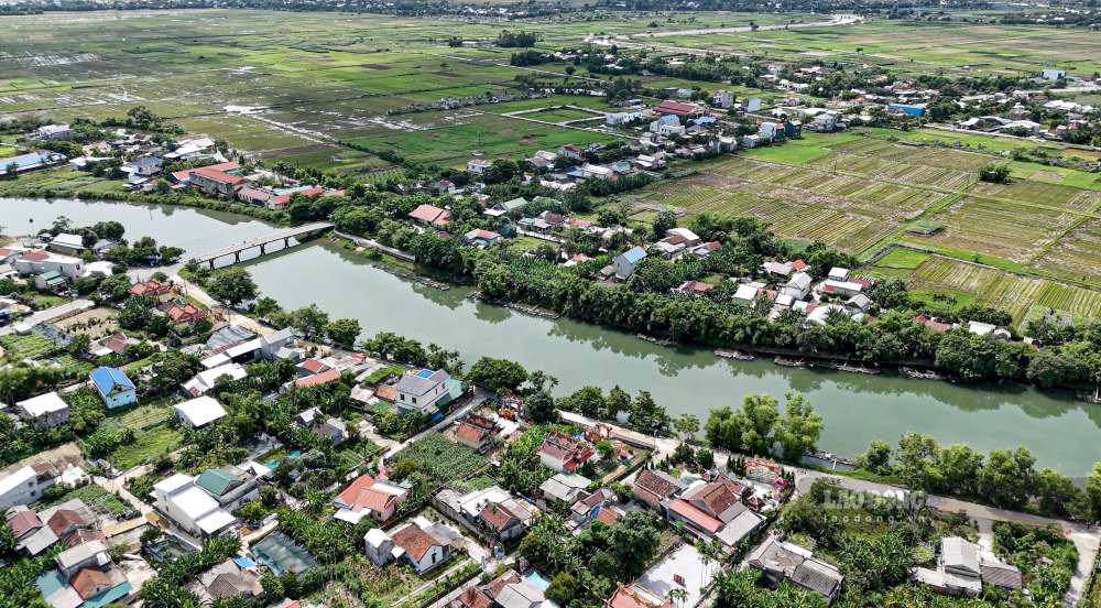 Thoi diem mua mua lu dang can ke, tinh trang sat lo bo song Bo doan qua xa Quang Dien (TP Hue) tiep tuc dien bien phuc tap, gay anh huong truc tiep den doi song, de doa den tai san cua nhieu ho dan.
