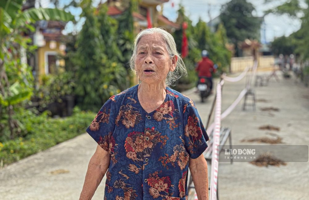 Don cu la truong hop ho gia dinh ba Tran Thi Len (thon Niem Pho, xa Quang Dien), can nha cap 4 cung manh vuon chi cach diem sat lo chung 40m, hien dang nam trong vung co the bi anh huong. “Neu mua mua lu sap toi, sat lo an sau them thi nguy co anh huong den nguoi va tai san la rat lon.Mong tinh trang som duoc khac phuc”, ba Len lo lang. 