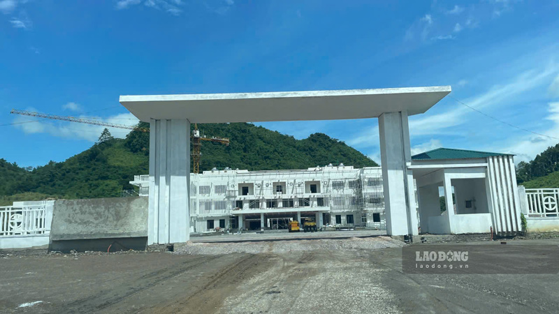Dien mao phia truoc benh vien khu vuc tram ti dong. Anh: Dinh Dai