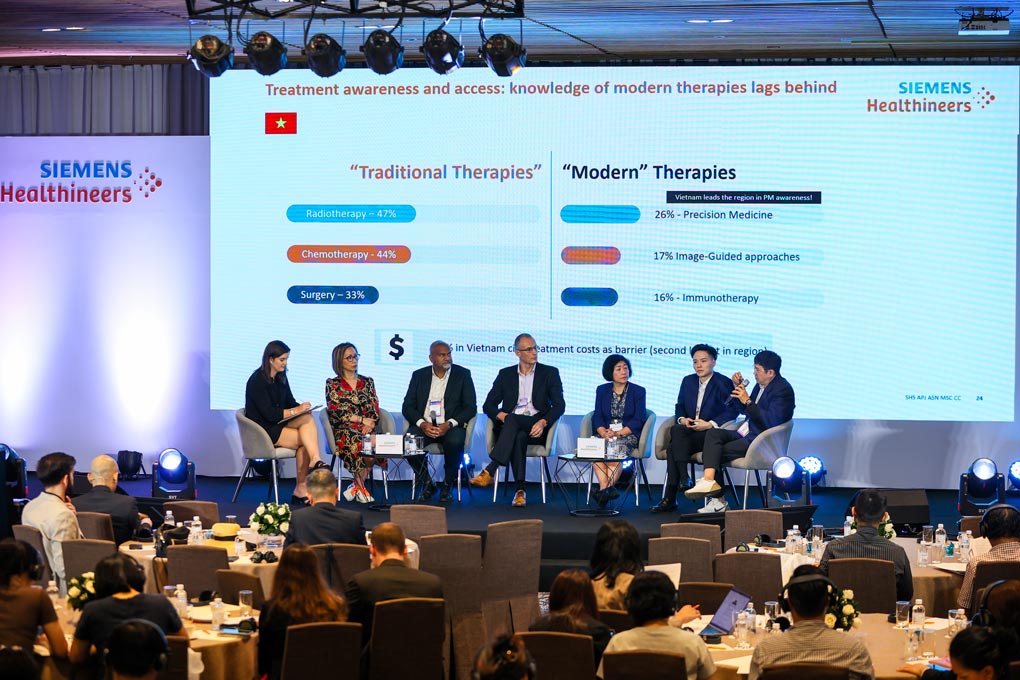 Đại diện Siemens Healthineers cùng các khách mời tại buổi tọa đàm công bố nghiên cứu nhận thức của công chúng về việc điều trị ung thư . Ảnh: DN cung cấp