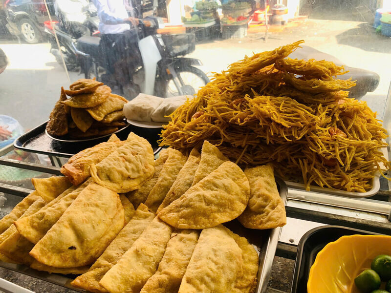 Banh goi, banh khoai chien tom, nem cua be thom ngon duoc chuan bi de don nhung thuc khach buoi chieu toi toi thuong thuc. Ảnh: Tuong Vy