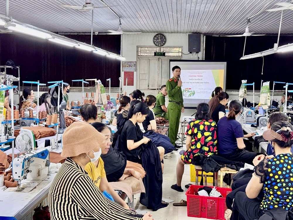 Hop Tien 면 공안 간부가 교통 안전 질서법을 홍보하고 있습니다. 사진: 하이퐁시 공안