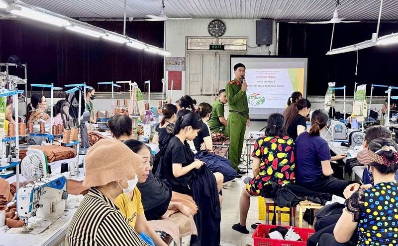 Hop Tien Commune Police officers propagate the Law on Traffic Safety and Order. Photo: Hai Phong City Police