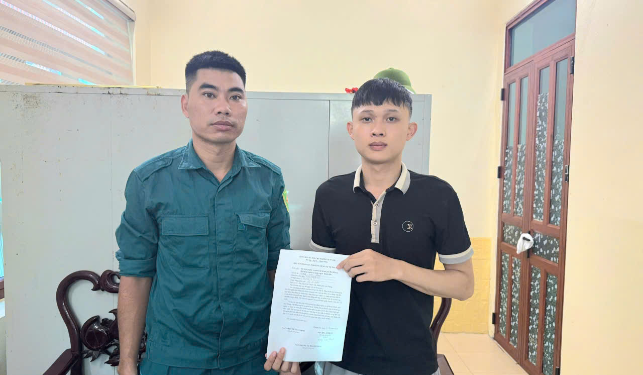 Nhung thanh nien tinh nguyen xa Thanh Ha (TP Hai Phong) xung phong viet don nhap ngu. Anh: Cong TTDT xa Thanh Ha