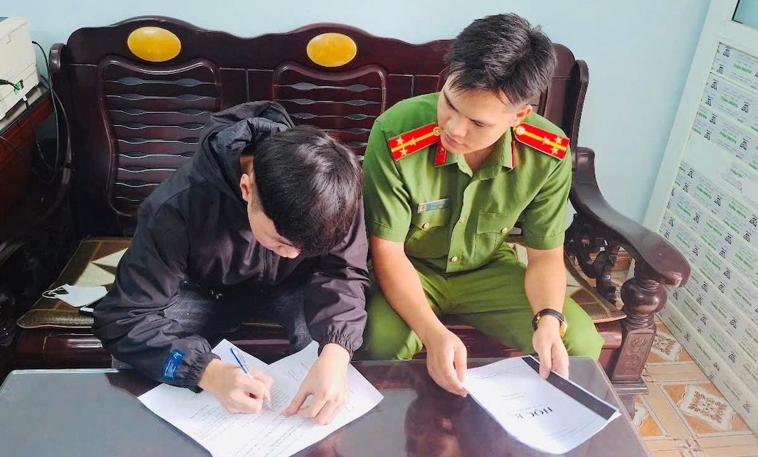 Youth of Thanh Mien commune responded to the movement of writing applications for military service. Photo: Thanh Mien Commune