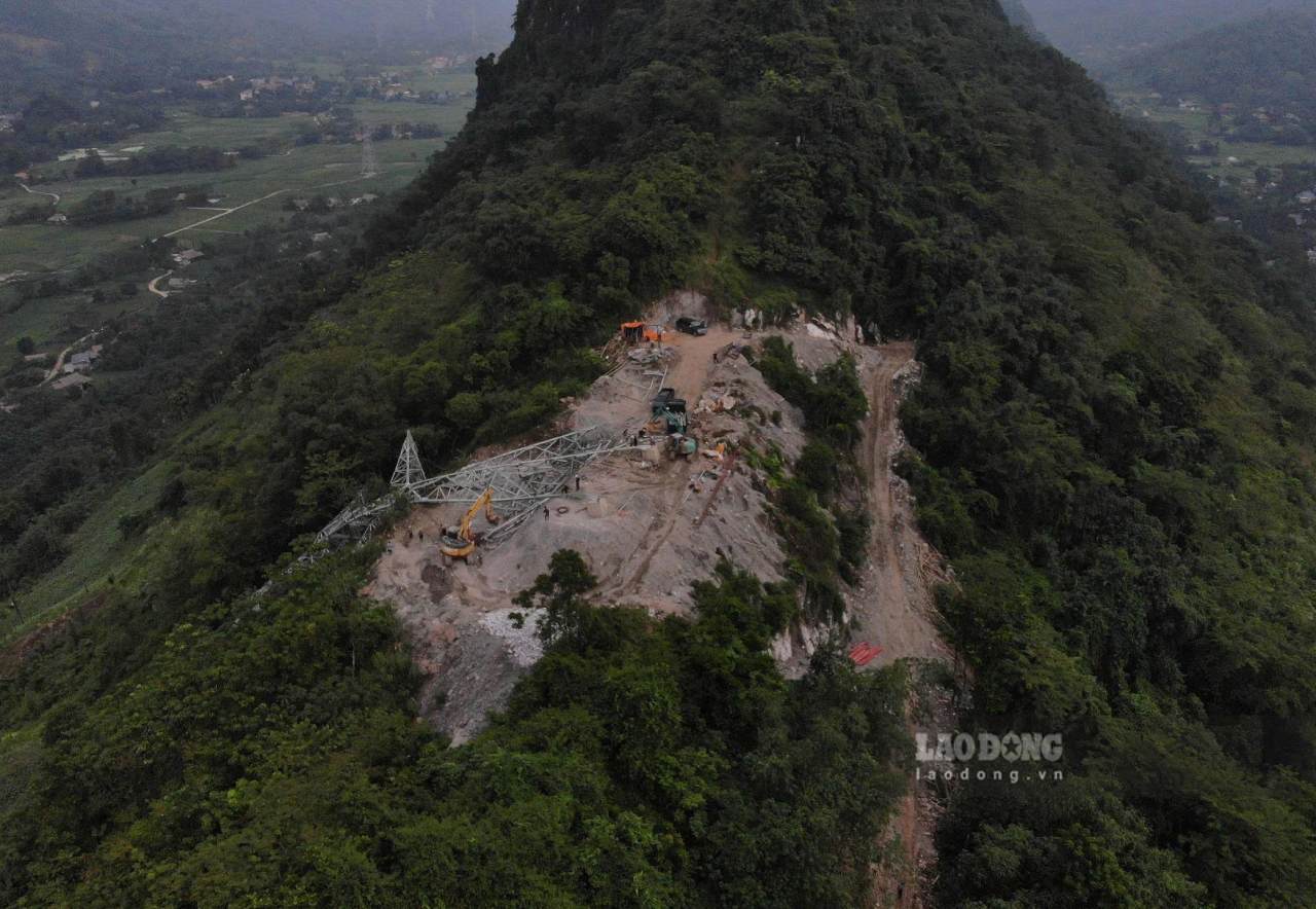 Vi tri cot 129 nam tren mot ngon doi cao, viec thi cong gap nhieu kho khan. Anh: Van Duc