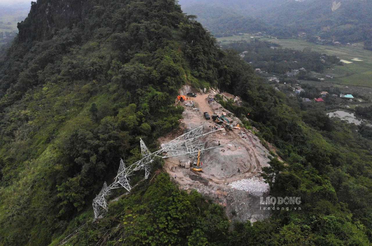 The scene of the 129 column falling, killing a worker. Photo: Van Duc.