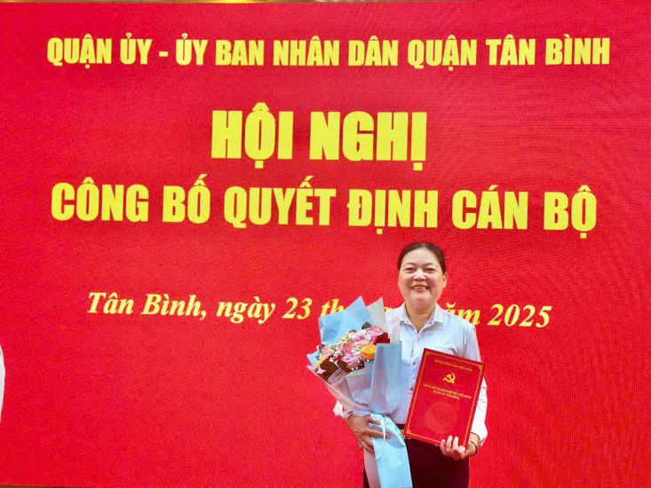 Le Thi Thu Tra 여사 - 전 Tan Binh 군 베트남 조국전선 위원회 상임 부위원장 - 가 6월 말 조기 퇴직 결정을 받았습니다. 사진: Minh Tam