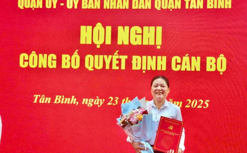 Ms. Le Thi Thu Tra - former Permanent Vice Chairman of the Vietnam Fatherland Front Committee of Tan Binh District - received the decision to retire early at the end of June. Photo: Minh Tam