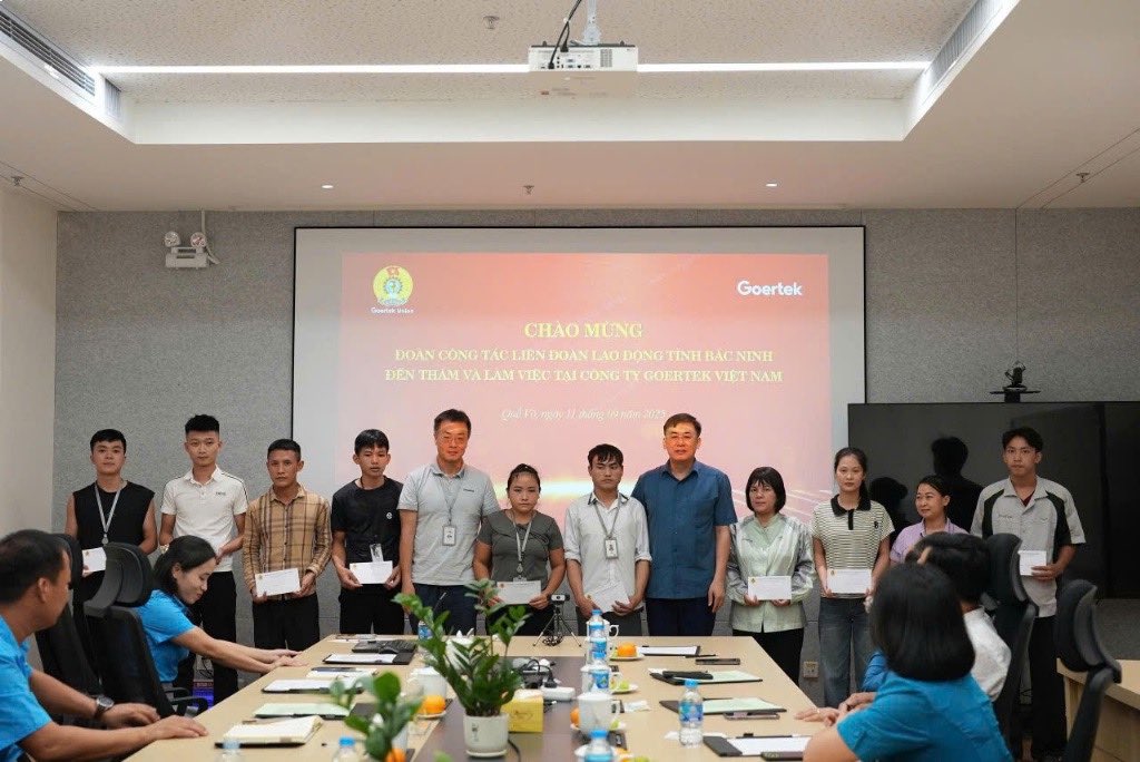 실무단은 회사 조합원 어려운 환경에 처한 노동자들에게 선물을 전달했습니다. 사진: 찌엔