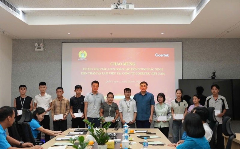 The working group presented gifts to union members and workers in difficult circumstances of the company. Photo: Quyet Chien