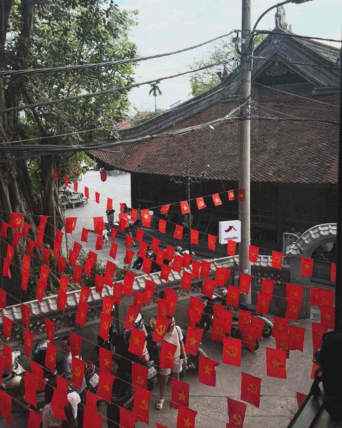 Quan ca phe Noi ta den co tam nhin ve Di tich Quoc gia dac biet dinh co Dinh Bang, Bac Ninh. Anh: Tran Duy