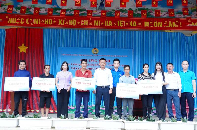 Tang qua cho cac ho gia dinh co hoan canh kho khan. Anh: Pham Kien