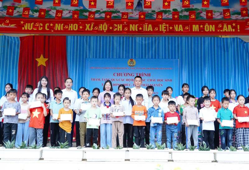 타이응우옌 노동 연맹은 빈곤 가구와 어려운 학생들에게 선물을 전달합니다. 사진: Pham Kien