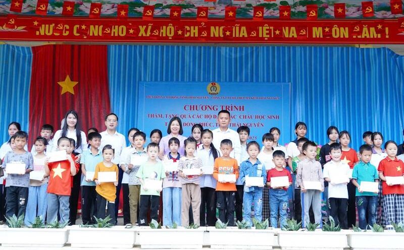 Thai Nguyen Labor Federation presents gifts to poor households and disadvantaged students. Photo: Pham Kien