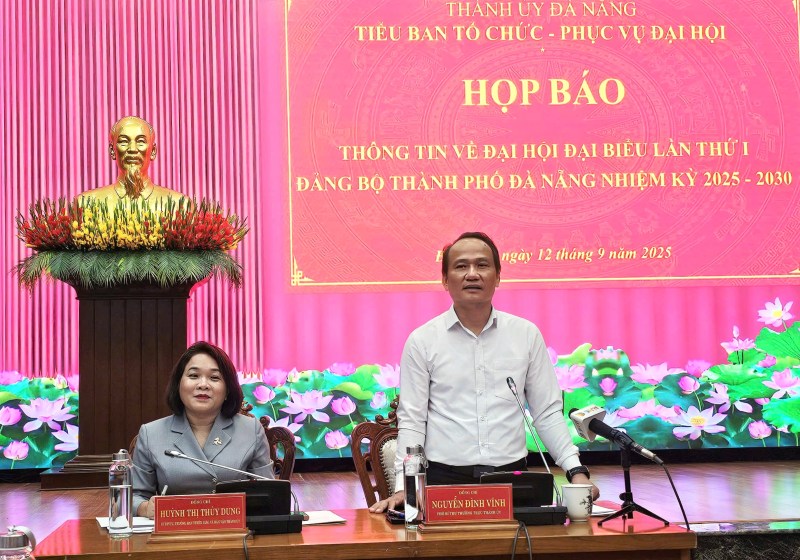 Lanh dao Thanh uy Da Nang thong tin tai buoi hop bao. Anh: Nguyen Hoang