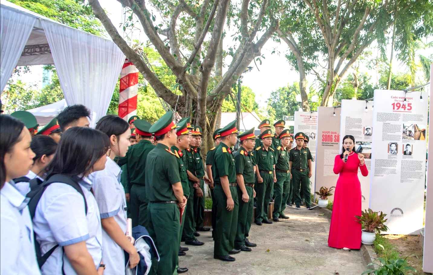 모든 계층의 사람들이 응에띤 소비에트 고조 95주년을 기념하는 테마 전시회 '자유의 열망'을 참관하고 있습니다. 사진: 민