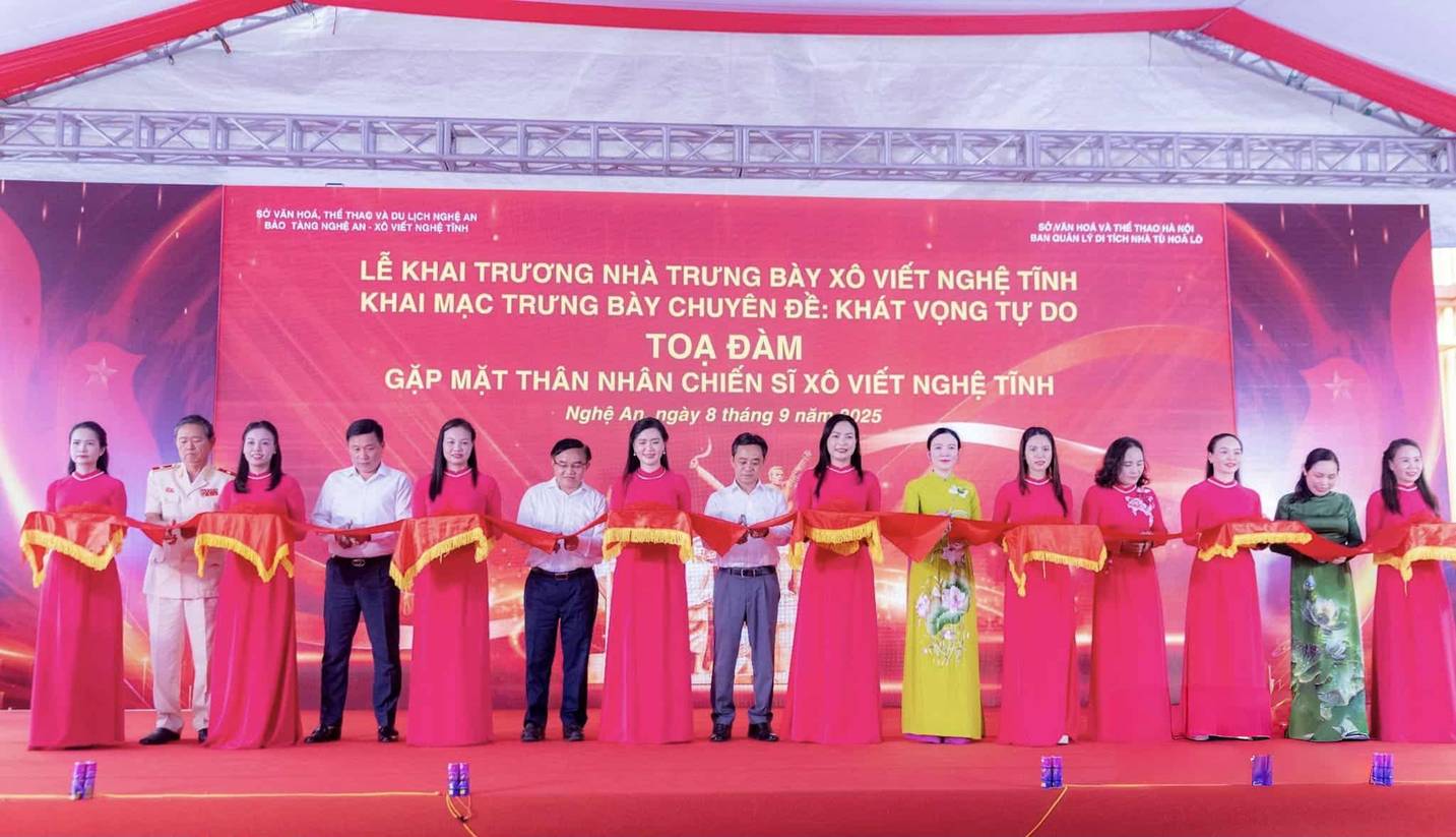 Cac dai bieu cat bang khai truong Nha trung bay Xo viet Nghe Tinh va khai mac trung bay chuyen de “Khat vong tu do”. Anh: Minh Quan