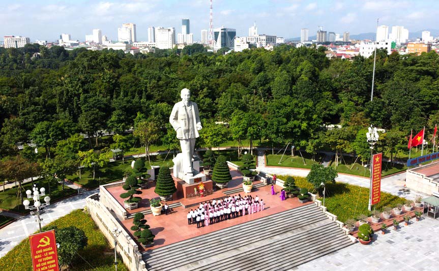 Tuong dai Bac Ho tren que huong Nghe An. Anh: Ngoc Anh