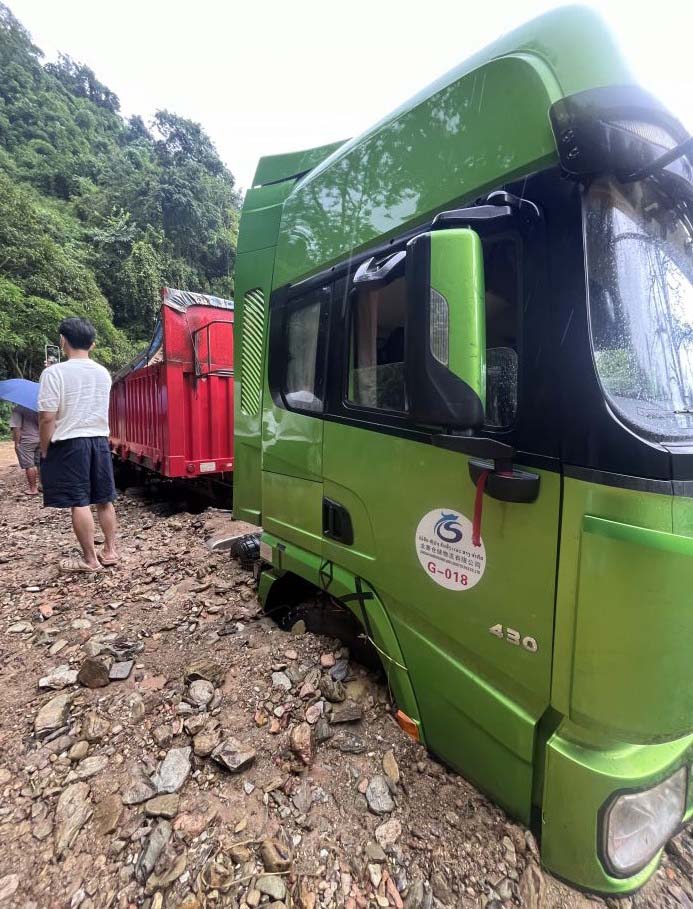 Ket lai giua duong di tu Luang Prabang toi Phonsavan vi sat lo nui. Anh: Lo Huu Duc Anh