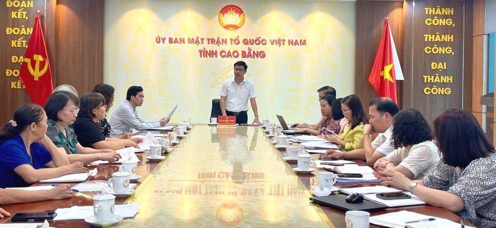 El Sr. Vu Khac Quang - Vicepresidente Permanente del Comite del Frente de la Patria de Vietnam de la provincia de Cao Bang - habla en la reunion para organizar el personal. Foto: Kim Dung