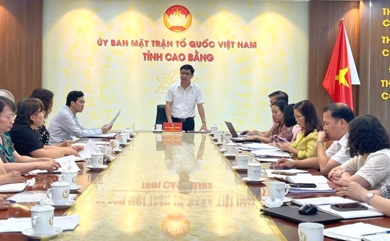 Mr. Vu Khac Quang - Permanent Vice Chairman of the Vietnam Fatherland Front Committee of Cao Bang province - spoke at the meeting to reorganize the payroll. Photo: Kim Dung