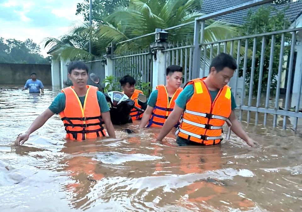The Provincial Defense Command of Area 1 - Long Thanh supports people in overcoming flooding. Photo: Dong Nai Provincial Military Command