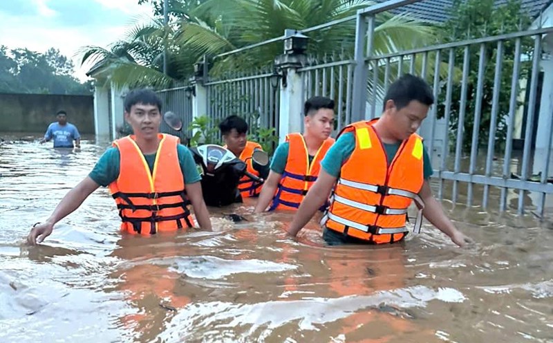 The Provincial Defense Command of Area 1 - Long Thanh supports people in overcoming flooding. Photo: Dong Nai Provincial Military Command