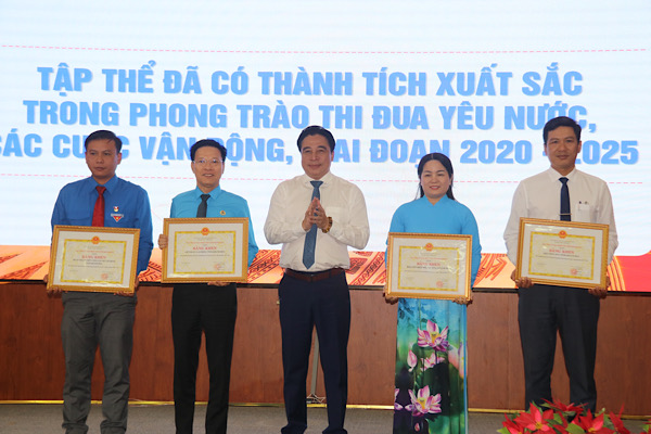 M. Nguyen Khac Toan - Secretaire permanent du Comite provincial du Parti - President du Conseil populaire provincial de Khanh Hoa remet des certificats de merite aux collectifs exceptionnels dans le mouvement de la course patriotique et les campagnes. Photo : Phuong Linh